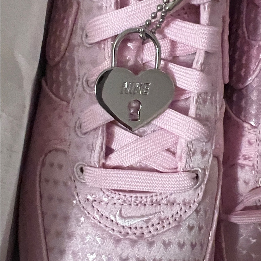 Nike Air Force 1 Valentines 8.5 - Brand New! - Picture 4 of 9